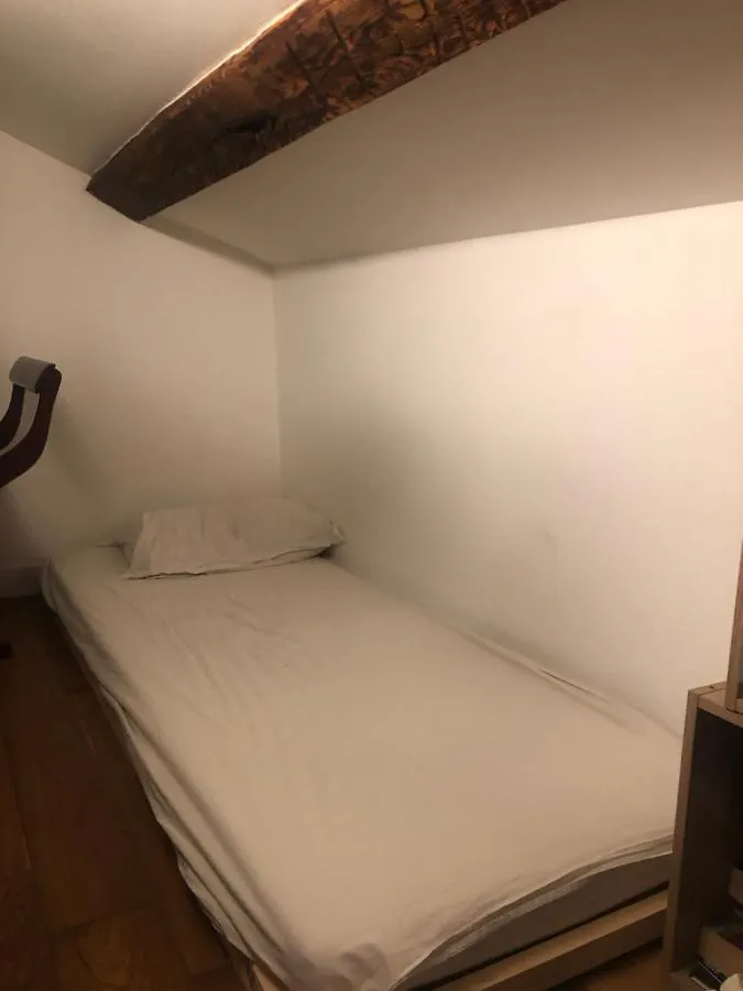 Charming Apartment On Top Floor In Marais -5P Париж