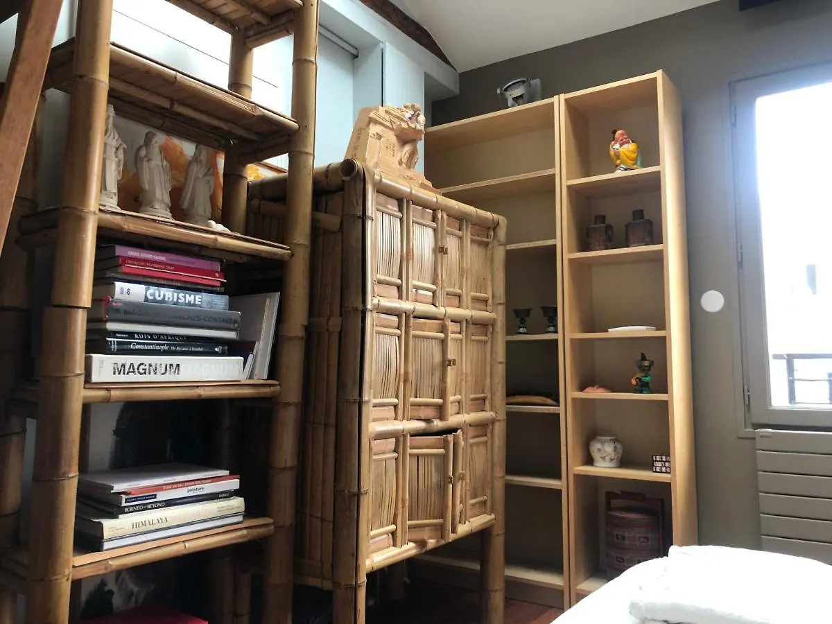 Charming Apartment On Top Floor In Marais -5P Париж