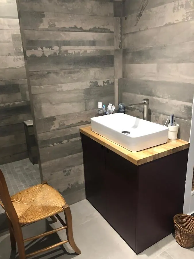 Charming Apartment On Top Floor In Marais -5P Paris