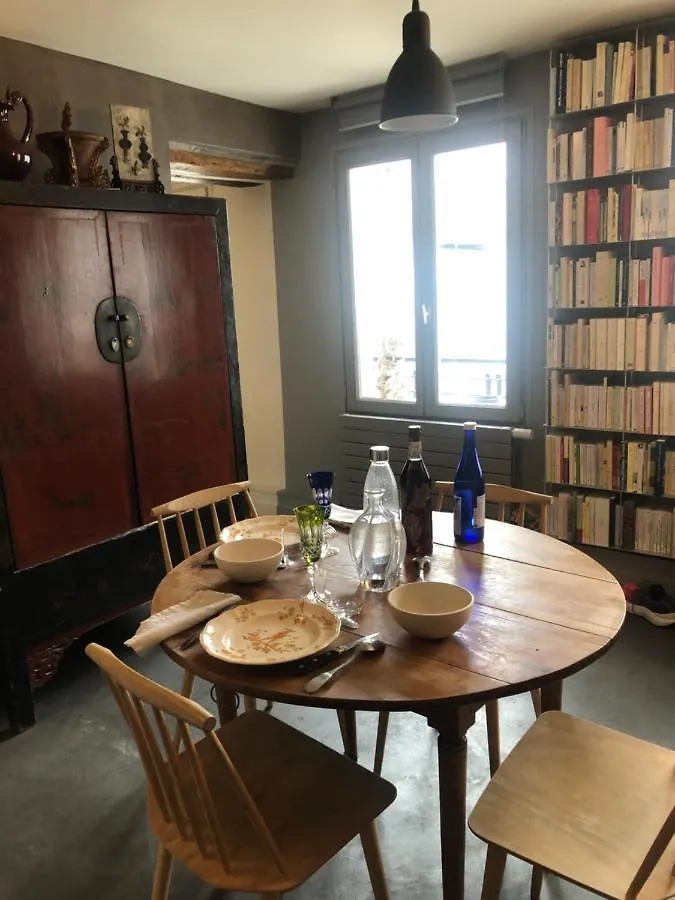 Charming Apartment On Top Floor In Marais -5P Paris