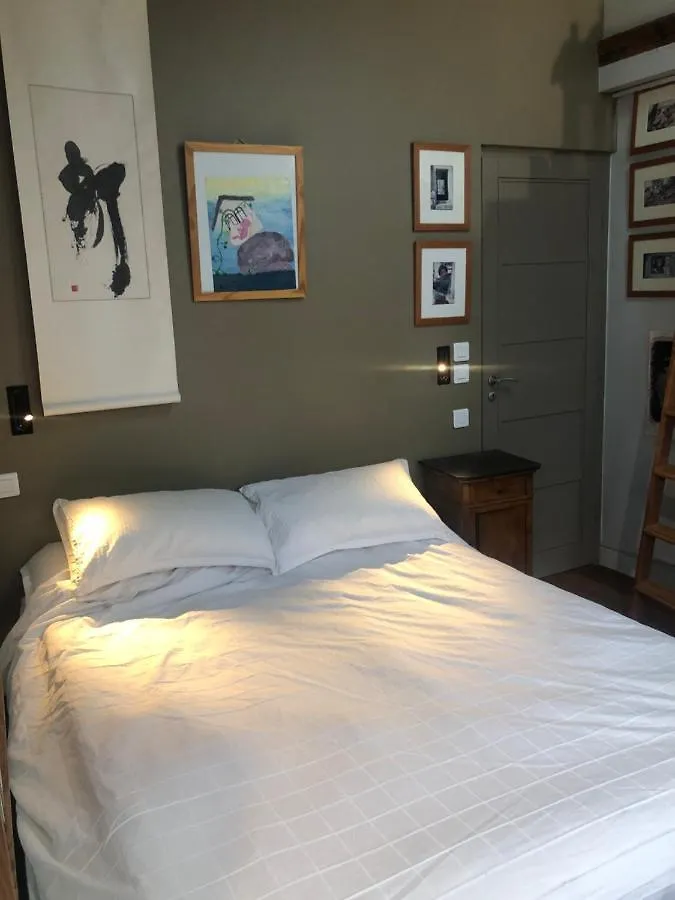 Charming Apartment On Top Floor In Marais -5P Paris
